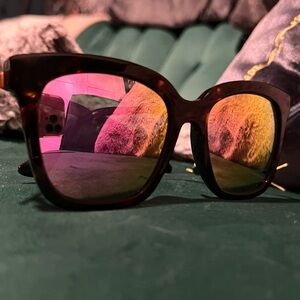 Diff Eyewear Tortoiseshell sunglasses with Pink lens.